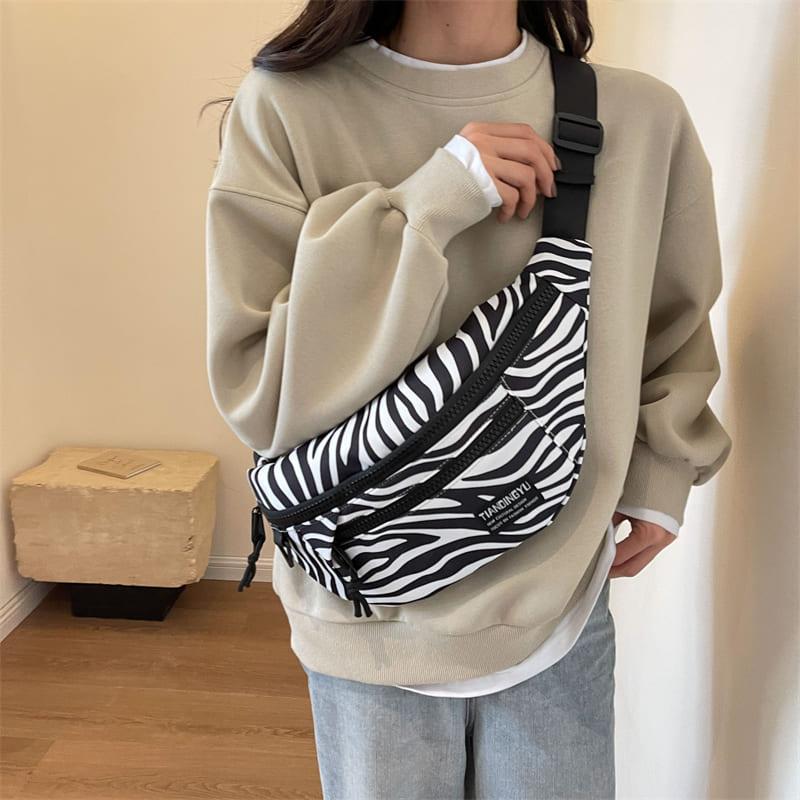 apercu sac banane xl leopard zebre